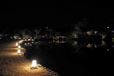 「印月池」池畔等の方々がライトアップされる渉成園（枳殻邸）での「渉成園ライトアップ2021」イベント