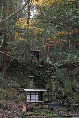 京都・醍醐寺奥から上醍醐へと続く参道途中に現れた旧行場らしき「不動の滝」。2021年12月12日撮影