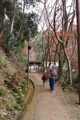 京都・醍醐寺奥の山上にある上醍醐伽藍へと続く参道と上醍醐寺務所の門。2021年12月12日撮影