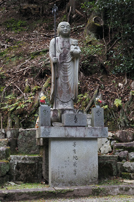 京都・醍醐寺奥の上醍醐境内の「准胝観音堂」跡の傍に佇む微笑ましい姿の子育地蔵尊。2021年12月12日撮影