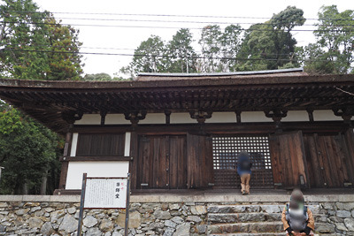 京都・醍醐寺奥の上醍醐境内に残る平安建築「薬師堂」。2021年12月12日撮影