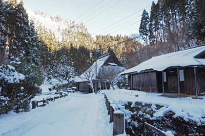 雪に覆われる芹生集落。令和3（2021）年12月19日朝撮影