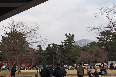 平安神宮前の参道越しに見える雪を纏う比叡山。2022年1月1日午後撮影