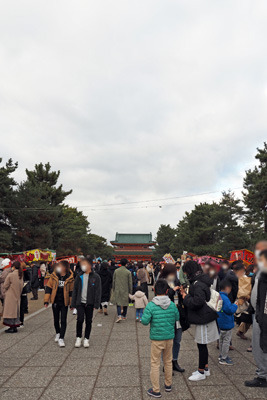 両側に露店並ぶ平安神宮応天門前参道の大勢の参拝客。2022年1月1日撮影