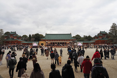 平安神宮・応天門から見た外拝殿（大極殿）等の境内と大勢の参拝客。2022年1月1日午後撮影