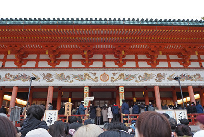 平安神宮・外拝殿（大極殿）内の混雑と、その下で待たされる大勢の参拝客。2022年1月1日午後撮影