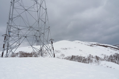 マキノ高原スキー場からの尾根道の果てに現れた雪深い赤坂山山頂。2022年1月9日撮影