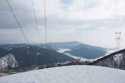 マキノ高原スキー場からの尾根道の果てから見えた山麓の平地や琵琶湖。2022年1月9日撮影