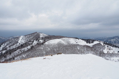 赤坂山山頂から見た北方の三国山や明王の禿等の雪景