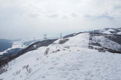 赤坂山山頂から見た粟柄越等の県境稜線と麓の海津等の琵琶湖岸の雪景色。2022年1月9日撮影