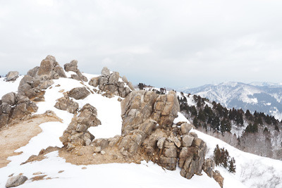 野坂山地主稜線上にある「明王の禿」の奇岩と周囲の雪景色