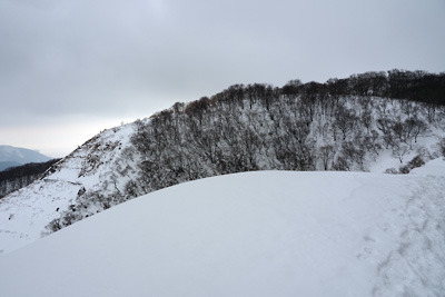 野坂山地主稜線上の「オモテ」付近から見た「寒風」のピーク