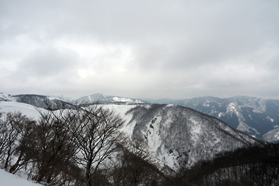 野坂山地稜線上の小頂「寒風」の東から見た、雪に覆われる北方の赤坂山や三国山等々