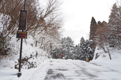 雪に塗れ-2度の低温が表示される花脊峠。2022年1月15日朝9時台撮影