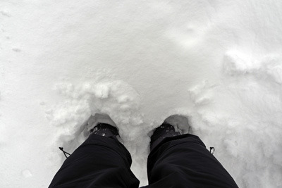 旧花脊峠から北西に続く尾根上古道の新雪に沈むワカン履きの足。2022年1月15日撮影