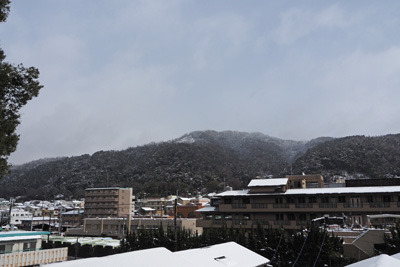 火床が雪で白くなった大文字山や屋根に雪載る麓の家々。2022年1月21日午後撮影