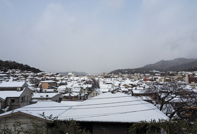 真如堂裏の高台から見た雪の京都左京市街。2022年1月21日撮影