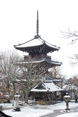 雪を戴く京都真如堂・三重塔。2022年1月21日撮影