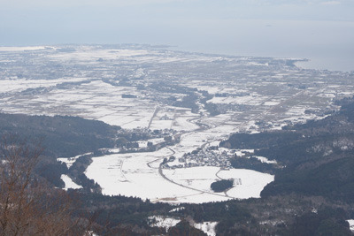 蛇谷ヶ峰と滝谷ノ頭間の稜線から見た、近江高島の平野と鴨川が成す白蛇のような眺め。2022年1月28日撮影