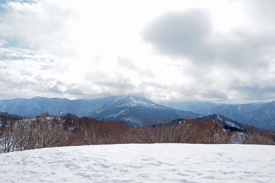 蛇谷ヶ峰山頂から見た、頂部を雲に覆われる武奈ヶ岳。2022年1月28日撮影