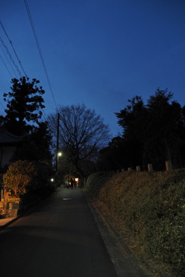 吉田神社の節分祭・火炉祭当日ながら、人が少ない吉田山（神楽岡）東の「峠道」。2022年2月3日撮影
