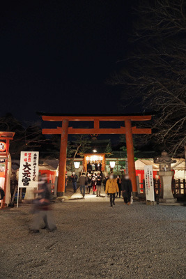 オミクロン・コロナの流行にもかかわらず賑わう京都・吉田神社大元宮。2022年2月3日撮影