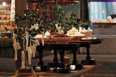 吉田社本殿前の舞殿内に特設された棚上に並べられる神饌や榊等。2022年2月3日撮影