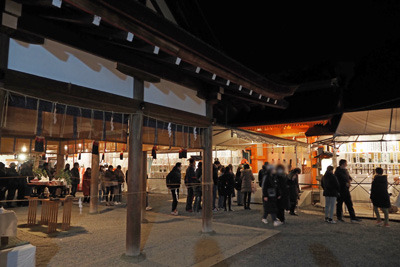 オミクロン・コロナの流行にもかかわらず参拝者で賑わう京都・吉田神社本殿前。2022年2月3日撮影
