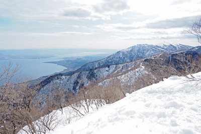 冬晴れの堂満岳山頂からみた琵琶湖南部や比良山脈南部。2022年2月12日撮影