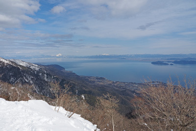 冬晴れの堂満岳山頂からみた琵琶湖北部等の眺め。2022年2月12日撮影