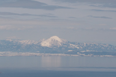 冬晴れの堂満岳山頂からみた雪を戴く伊吹山。2022年2月12日撮影