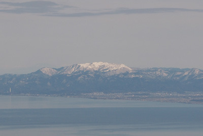 冬晴れの堂満岳山頂からみた雪を戴く霊仙山。2022年2月12日撮影