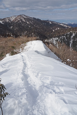 冬晴れの堂満岳山頂裏の雪の尾根道。2022年2月12日撮影