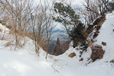 比良山脈の雪の金糞峠と彼方の琵琶湖。2022年2月12日撮影