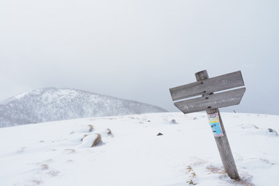 比良山脈南部・ホッケ山山頂と吹雪に霞む権現山。2022年2月18日撮影