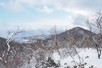 比良山脈南部・権現山下から見えた、琵琶湖や雪の霊仙山。2022年2月18日撮影