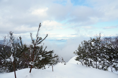 雪に覆われた比良山脈南部・霊仙山山頂。2022年2月18日撮影