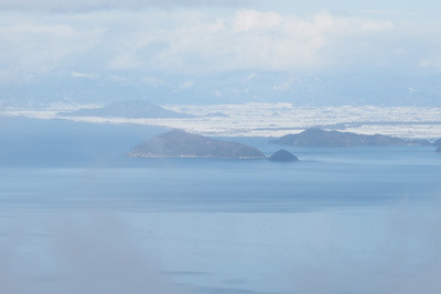 比良山脈南部・霊仙山山頂からみた琵琶湖や沖島。2022年2月18日撮影