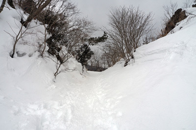 雪に覆われる比良山脈・金糞峠。2022年2月27日撮影
