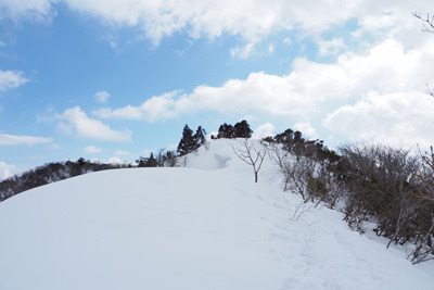 比良山脈・堂満岳山頂裏の雪の尾根や雪庇。2022年2月27日撮影