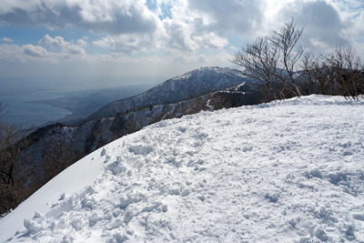 雪で覆われる比良山脈・堂満岳山頂。2022年2月27日撮影