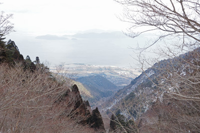 金糞峠下部、正面谷上部の青ガレ付近より見えた琵琶湖や沖島等。2022年2月27日撮影