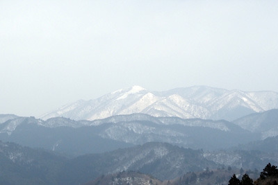 雲取北峰山頂から見た、雪に覆われた比良山脈最高峰の武奈ヶ岳。2022年3月5日撮影