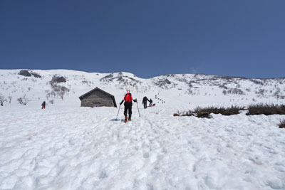 伊吹山6合目避難小屋の脇から山頂へと続く、雪の登頂ルート。2022年3月12日撮影