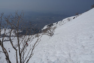伊吹山7合目付近の雪の急斜上から見た、下方や彼方の湖北平野と琵琶湖。2022年3月12日撮影