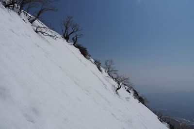 伊吹山8合目付近の雪の急斜。2022年3月12日撮影