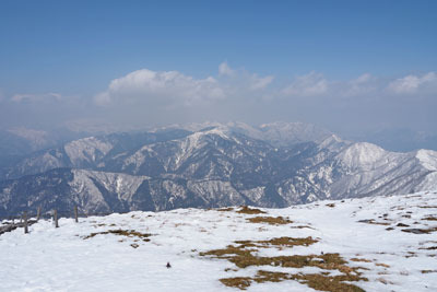 伊吹山山頂から見た伊吹山地北方の雪山。2022年3月12日撮影