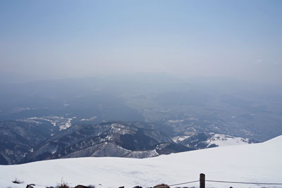 伊吹山山頂から見た南方は滋賀側山麓や鈴鹿山脈。2022年3月12日撮影