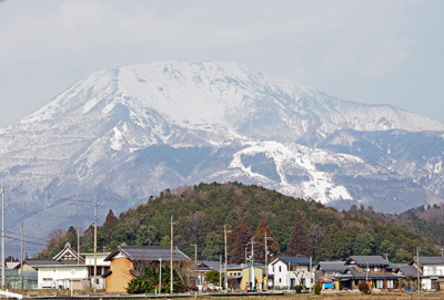 春めく麓の奥に聳える雪を戴く伊吹山。2022年3月12日撮影