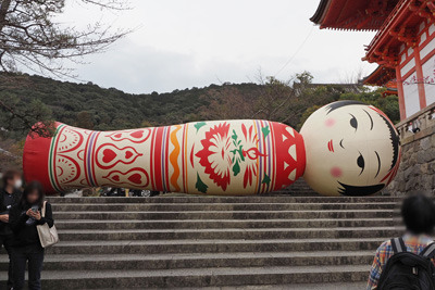 「ARTISTS’FAIR KYOTO 2022」で京都・清水寺仁王門横の石段を塞ぐ、「Yotta」の巨大こけし作品「花子」。2022年3月13日撮影